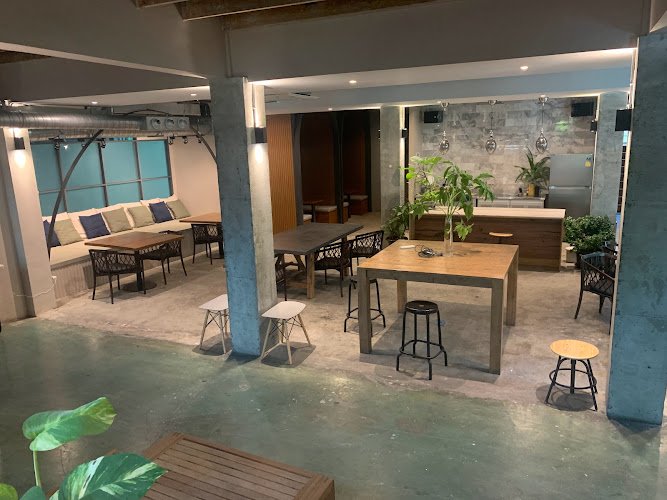 Red Drip - Specialty Coffee (Banthatthong) coworking space in Pathum Wan, Thailand 1