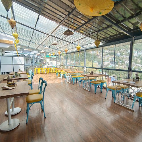 The Hot Pot House Cafe - Asian Cafe with a great Mountain View בית קפה וייטנאמי ואסייתי coworking space in Dharamkot, India 1