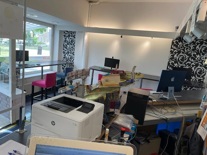 Internet Café Dr@Shop coworking space in Berlin, Germany 1