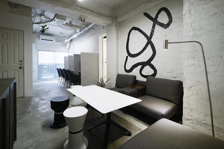 コワーキングカフェ・バー"mui" coworking space in Suginami City, Japan 1