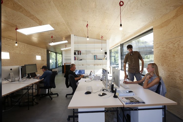 Büroboot LORE coworking CO2-neutral coworking space in Hamburg, Germany 1