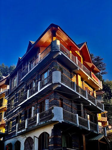 Pahadi Robinhood Hotel-Naggar coworking space in Naggar, India 1
