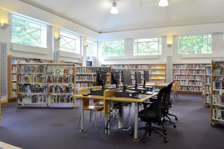 Earlsfield Library coworking space in London, United Kingdom of Great Britain and Northern Ireland 1